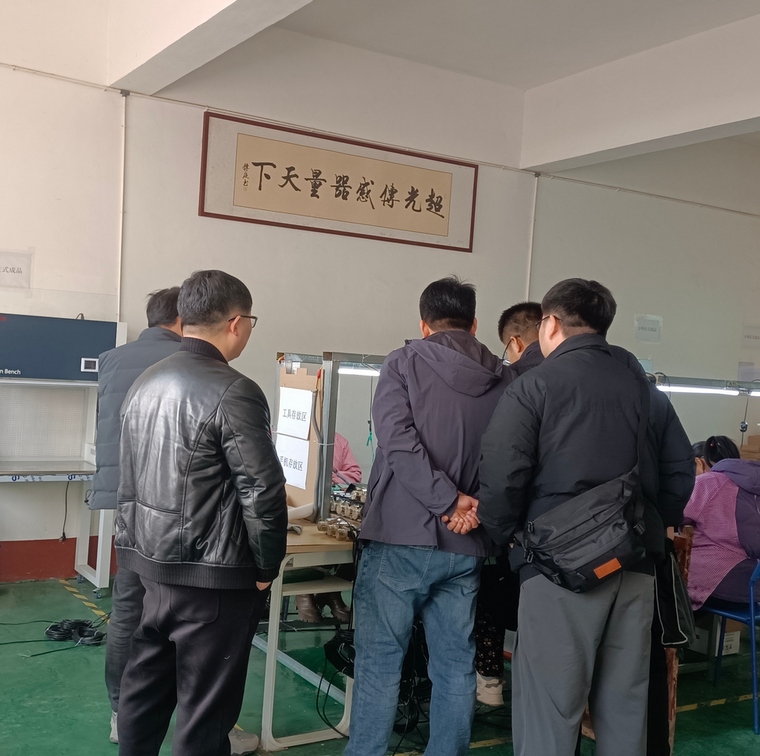 1702362928.jpg 大学老师-车间.jpg